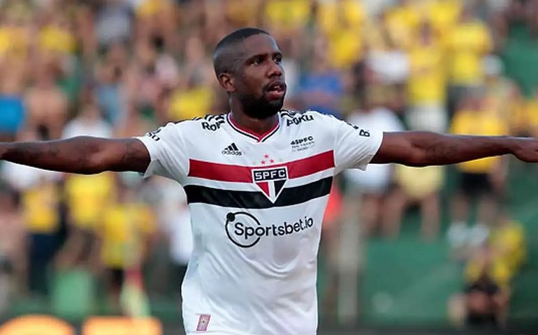 Fora dos planos de Rogério Ceni no São Paulo, Toró é apresentado no Panathinaikos