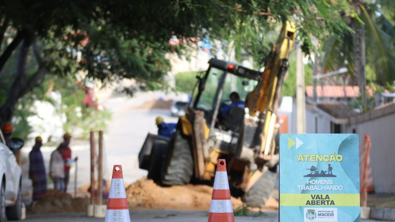 Rui Palmeira visita obras do Nova Maceió em Guaxuma