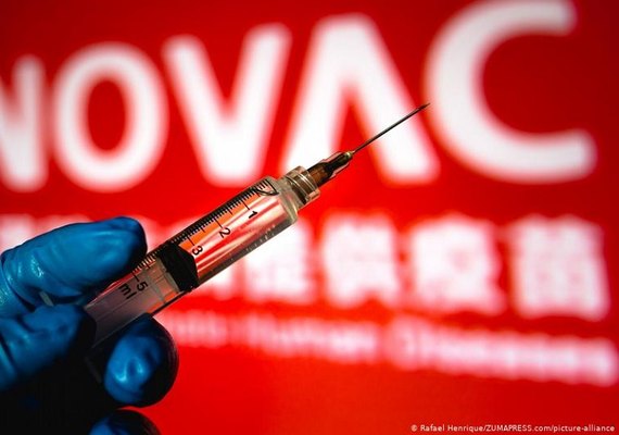 Anvisa autoriza retomada de testes da Coronavac