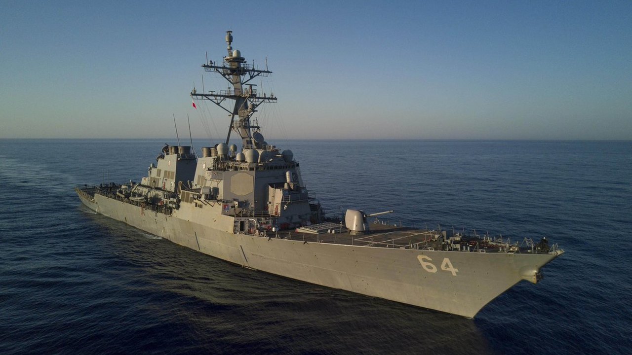 USS Carney: conheça o destróier caça-piratas que atacou centro de radares houthi com míssil Tomahawk
