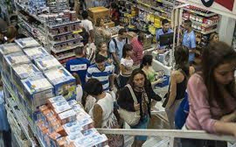 Vendas do varejo estão 7,4% abaixo do pico visto em outubro de 2014, diz IBGE