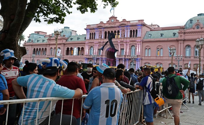 Uma multidão de fãs se aglomeram para dar adeus ao ídolo Maradona