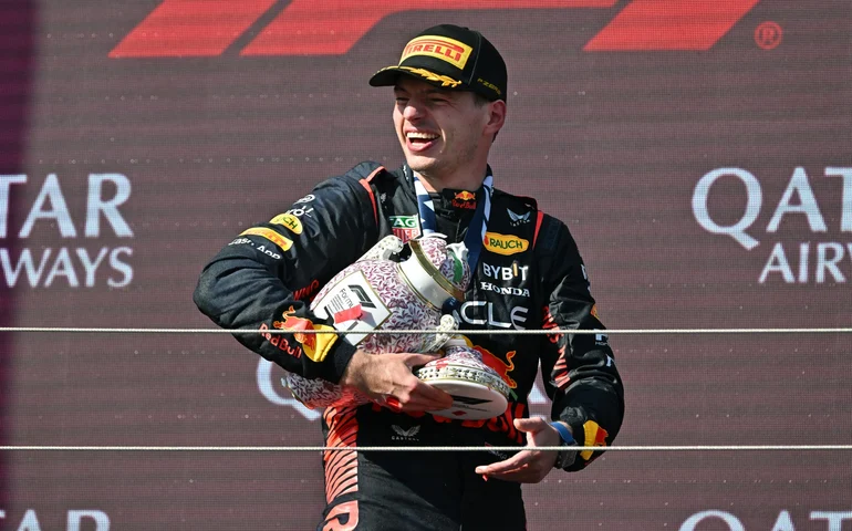 Red Bull tem mais um troféu quebrado após equipe se empolgar em comemoração