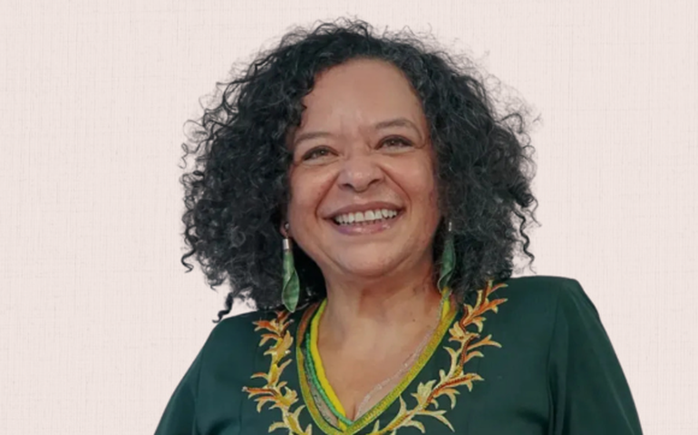 Ana Maria Gonçalves toma posse na ABL com fardão 'portelense' e esperança de 'abrir portas' para outras mulheres negras