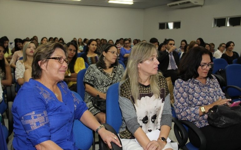 Célia anuncia doação para Casa Abrigo e Delegacia da Mulher