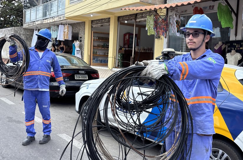 Prefeitura de Maceió inicia retirada de fios sem uso dos postes no Pontal da Barra
