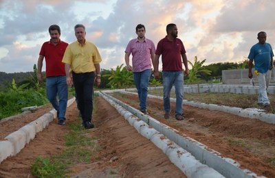 Prefeito Joaquim Beltrão visita obras da Praça da Juventude, em Coruripe