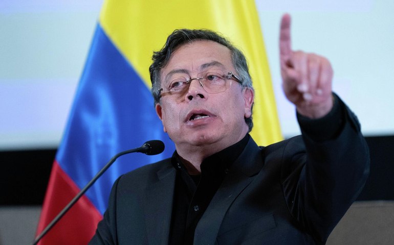 Petro solicita retorno de embaixadora no Equador após aumento de tarifas