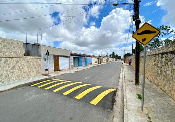 Ruas asfaltadas em Penedo recebem redutores de velocidade e sinalização