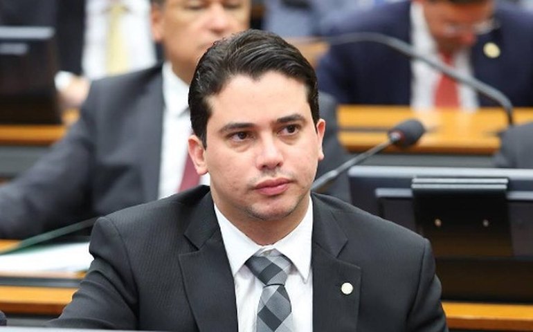 Relator designado para parecer contrário ao voto impresso renuncia à função