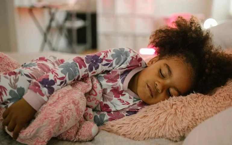 Ronco e noites agitadas: o que o sono do seu filho diz sobre a saúde dele