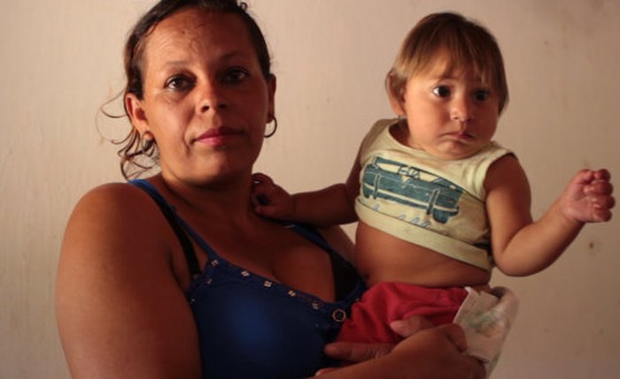 Rosângela Ferreira de Barros e o filho Miguel, nascido em setembro de 2016 com microcefalia decorrente do zika - HuffPost Brasil