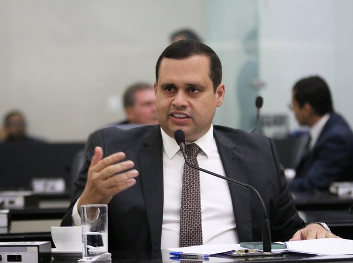Fernando Pereira cobra informações sobre o processo de outorga dos serviços de água em Junqueiro