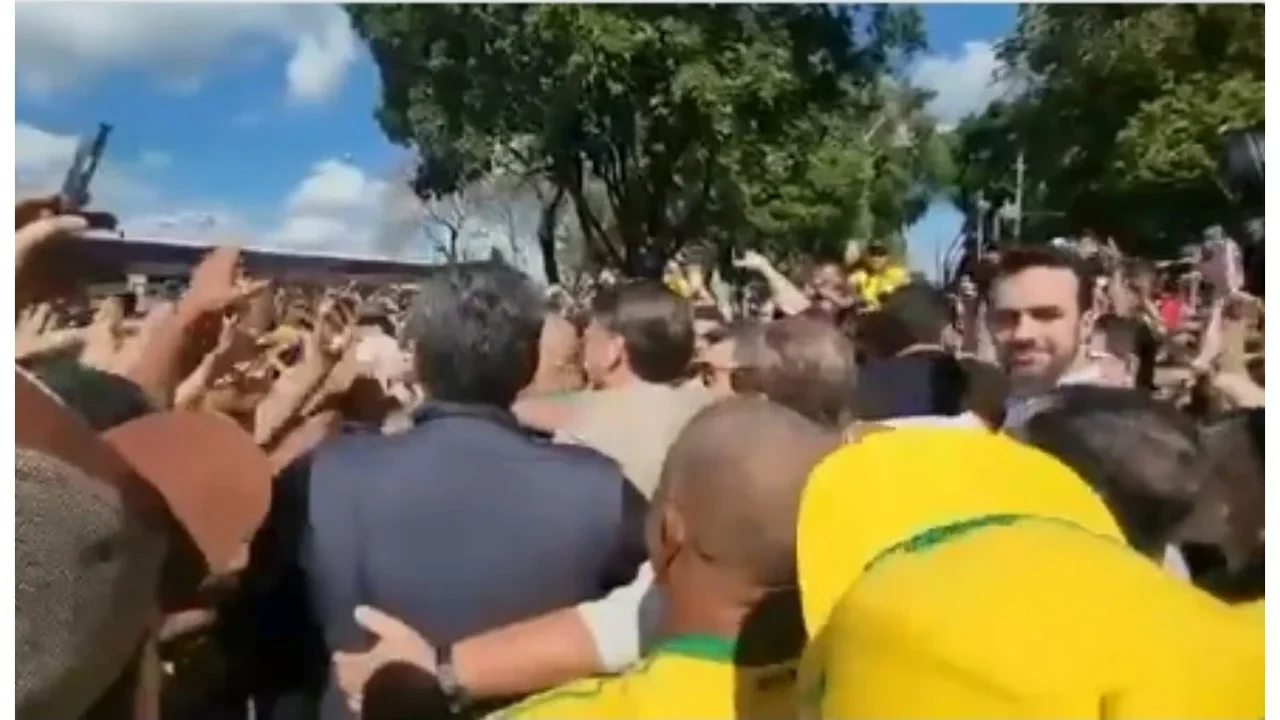Aos gritos de 'mito', Bolsonaro é seguido por apoiadores na Agrishow, mas reitera papel de 'ex'