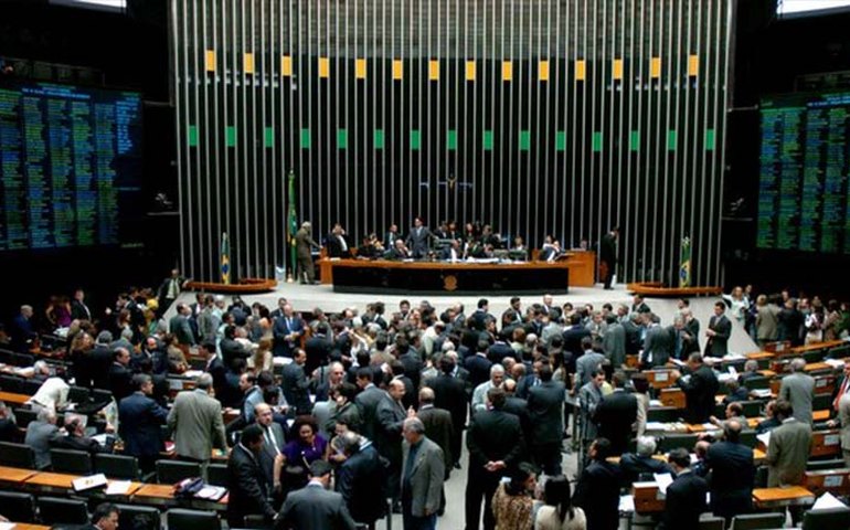 Bancada evangélica tenta dar às igrejas poder de questionar Supremo