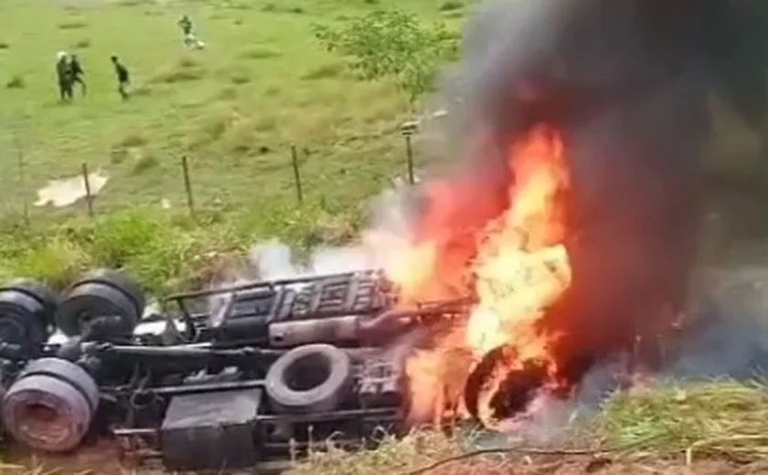 Caminhão tomba e pega fogo em São Miguel dos Campos