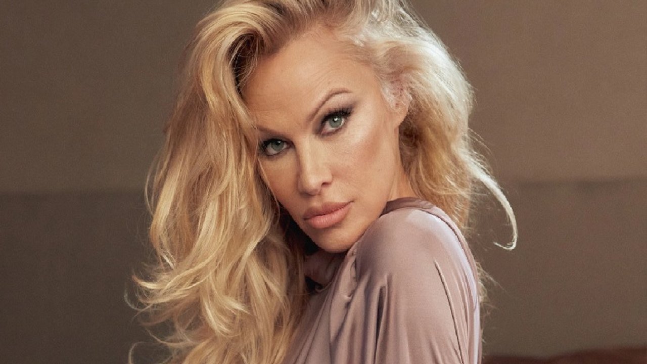 Pamela Anderson lembra abusos sexuais sofridos antes dos 18 em novo livro
