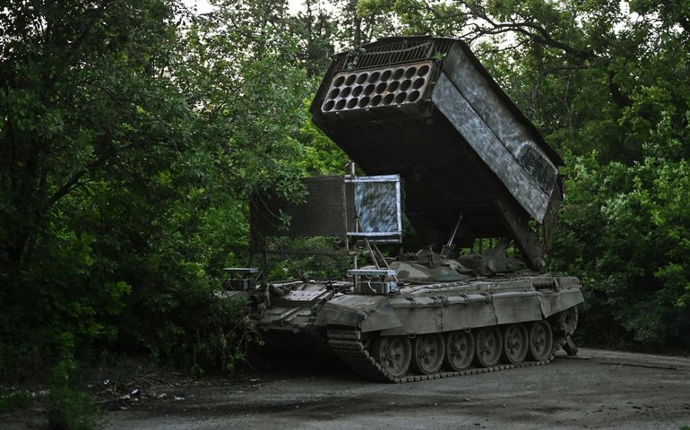 Lança-chamas russo TOS-1A é destaque em avanço militar, aponta imprensa italiana