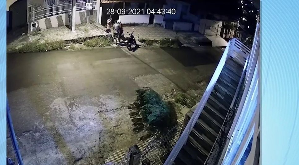 Dupla chegou à frente da casa da vítima em uma motocicleta. / Foto: Imagem: Reprodução/TV Atalaia