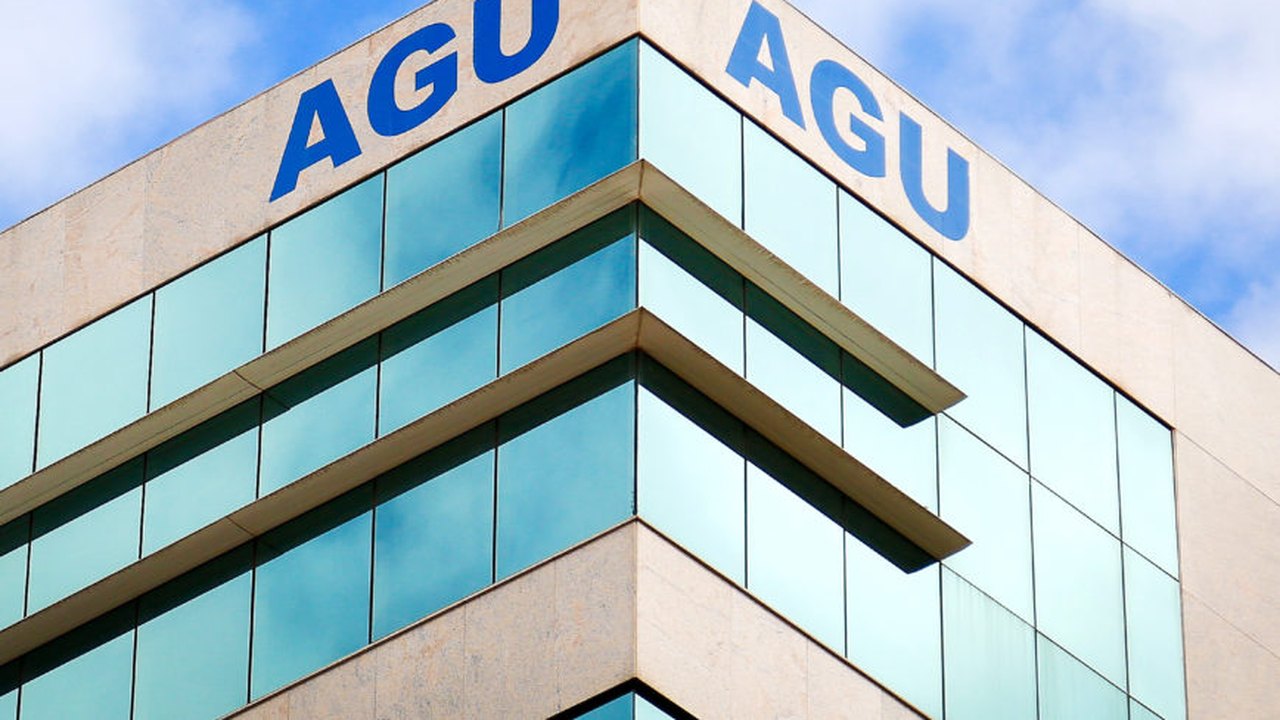 AGU quer que STF determine apuração sobre responsáveis por crimes em Brasília