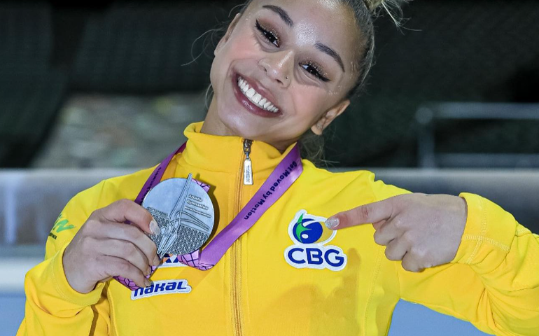 Rebeca fica com prata e Flávia Saraiva é bronze nas assimétricas; ouro é dos EUA