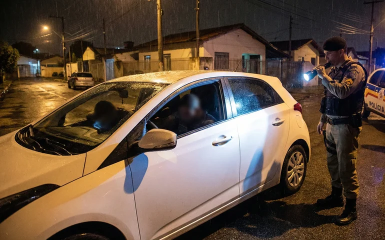 Passageiros de transporte por aplicativo são presos com 171 pedras de crack no bairro Manoel Teles