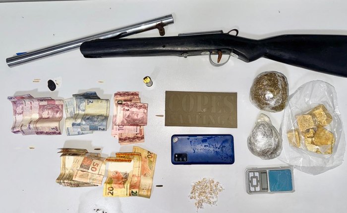 Drogas, arma e materiais apreendidos durante ação da PM em Piranhas