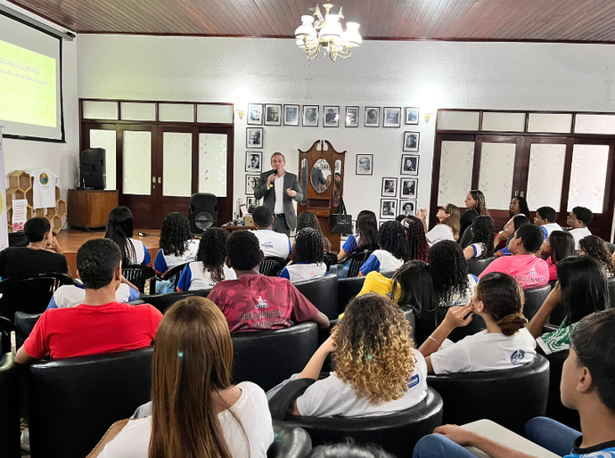 Juiz Anderson Passos dialoga sobre Estatuto do Idoso com 60 estudantes de escolas públicas