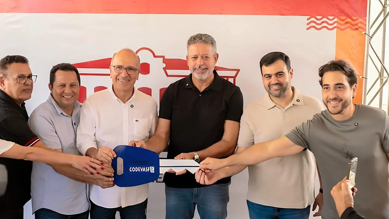 Arthur Lira e Ronaldo Lopes unem forças e deputado leva mais de R$ 7 milhões em obras e equipamentos a Penedo