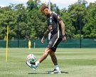 Neymar brinca com a bola em treino da Seleção - Foto: Rafael Ribeiro / CBF