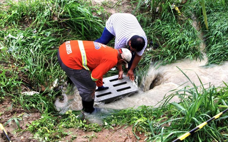 Prefeitura de Maceió alerta para riscos em remover tampa de bueiro