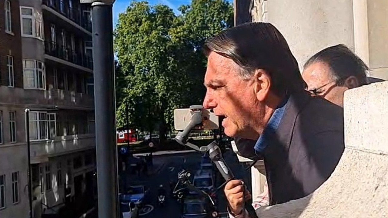 Bolsonaro faz comício a apoiadores para funeral de Elizabeth II