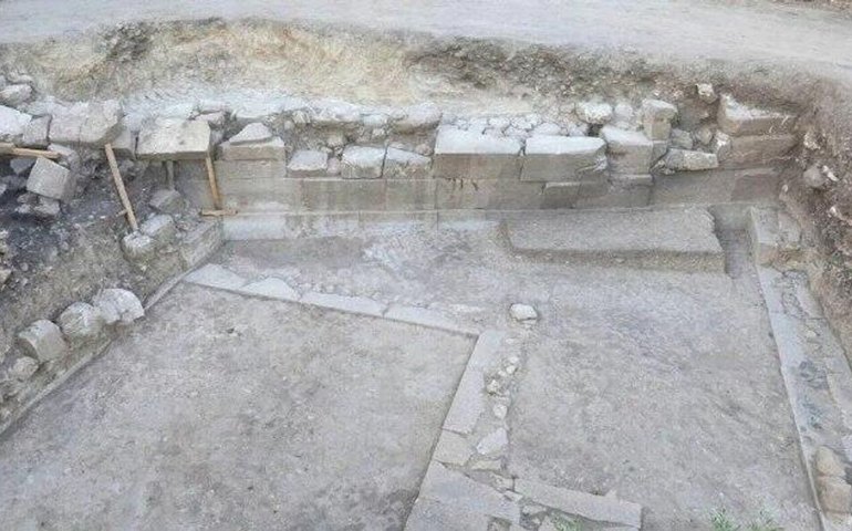 Arqueólogos descobrem sofisticado muro duplo e santuário em palácio da Grécia