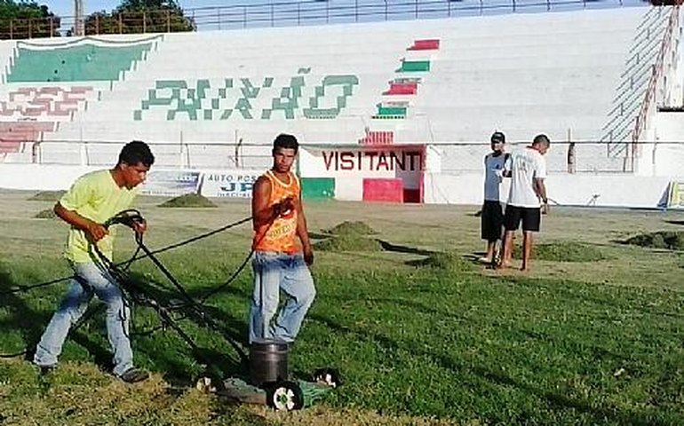 CSE estreia no &#8220;Alagoano&#8221;, mas estado do campo é deplorável