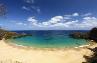 Beleza natural, gastronomia e passeios históricos chamam a atenção de turistas em Fernando de Noronha