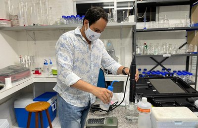 Pesquisadores investigam as causas da mortandade de peixes na laguna Mundaú