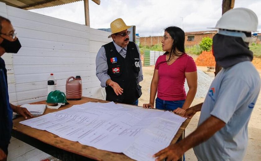 Gilberto e Gabriela Gonçalves vistoria obras da construção de UBS no Cucau, em Rio Largo