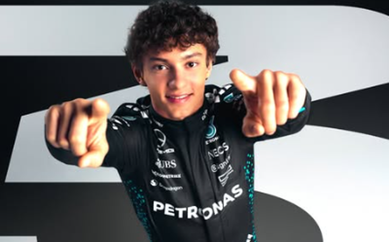 Antonelli se forma no Ensino Médio e comemora 'concentração total' nas corridas da F-1