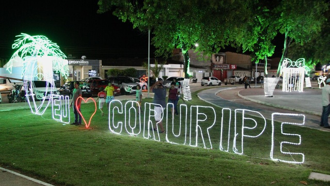 Abertura do Natal de Luz e apresentação do Espetáculo Encanta Coruripe leva centenas de pessoas à Praça da Bíblia