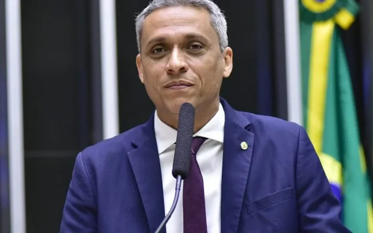 PT pede cassação de Gustavo Gayer por fala sobre 'trisal'; deputado afirma estar 'tranquilo'