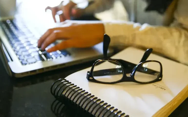 Abertura de postos de trabalho nos EUA cai a 7,443 milhões em setembro, mostra Jolts