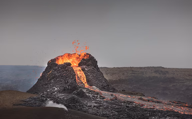 Lava do vulcão Piton de la Fournaise volta a alcançar o oceano Índico após quase 20 anos