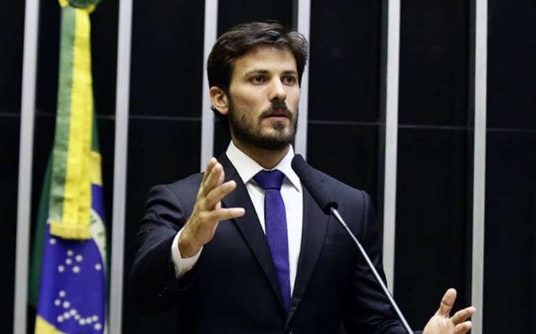 ‘Bolsonaro não está dando presente, está emprestando até ganhar a eleição’
