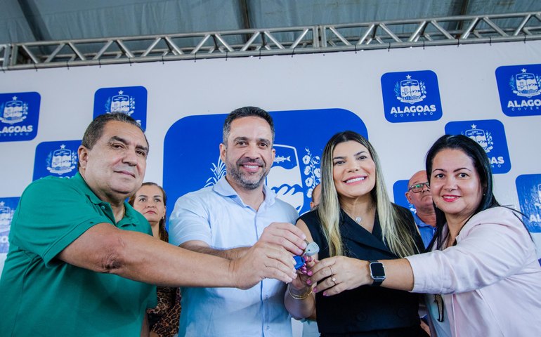 Paulo Dantas inaugura Cisp, entrega casas, caminhão e anuncia novas ações