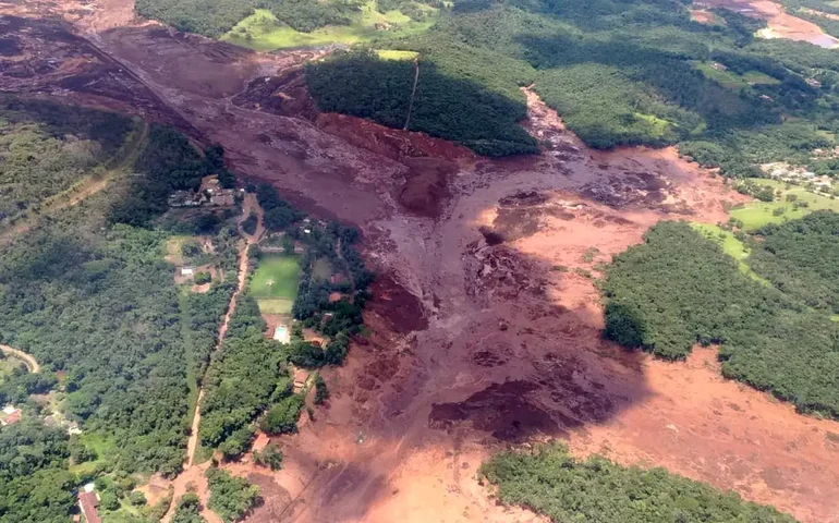 Trecho de rodovia atingida por rompimento de barragem desaba em MS