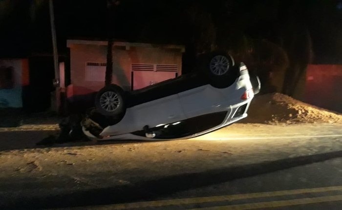 Veículo tombou ao perder controle