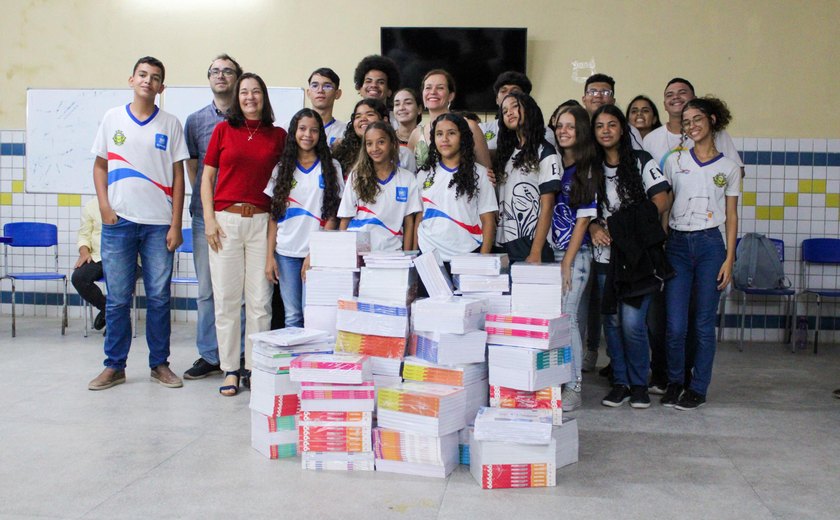 Rede pública de ensino começa a receber livros para ano letivo 2024