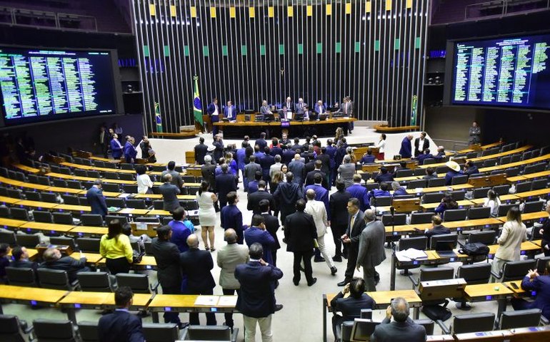 Deputados analisam projeto que cria política de trabalho digno para moradores de rua; acompanhe