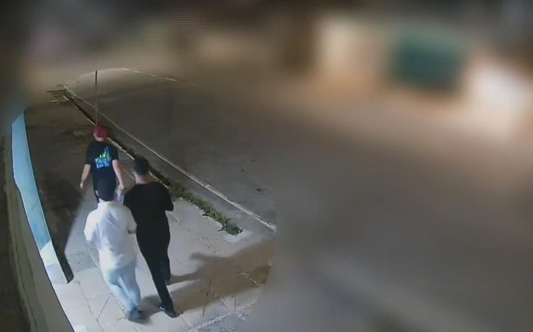 Polícia divulga imagens e pede ajuda para identificar suspeitos de incêndio criminoso em viaduto