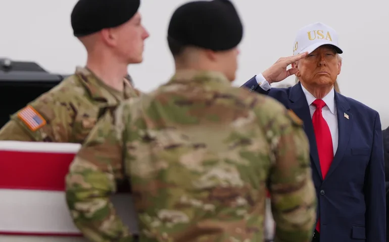 Fox News pede desculpas por exibir um vídeo antigo de Donald Trump sem chapéu em uma cerimônia de transferência de poder